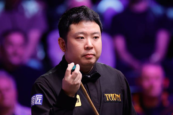 北京时间12月2日凌晨，2025斯诺克英锦赛正赛首轮继续在英国约克进行。一场焦点对决中，中国选手张安达在3-5落后的绝境下连救两个赛点，最终以6-5逆转15号种子加里·威尔逊，惊险闯入16强；1/8决赛他将与同胞赵心童上演“中国德比”。 比赛进程：五度平分，决胜局才见生死 开局互探：威尔逊打出单杆58分先声夺人，张安达随即回敬单杆87分、73分，以2-1反超。 中场胶着：第四局威尔逊多次上手扳平比分；休息归来他又凭借单杆52分、65分、91分，一度5-3拿到赛点。 绝境反击：背水一战的张安达先以83-35挽救一个赛点，第10局再轰单杆77分，5-5把比赛拖入决胜局。 决胜时刻：第11局两人均谨慎防守，威尔逊长台失准留下破绽，张安达上手打出单杆56分，最终以65-15锁定胜局，完成6-5绝杀。 数据盘点 张安达：全场3杆50+（87、73、77），1杆制胜，防守成功率78%。 加里·威尔逊：4杆50+（58、52、65、91），进攻火力略占优，但关键局失误致命。 赛后声音 张安达坦言：“3-5落后时我没想太多，只想把每一杆防守做好。最后能赢下来有些运气，但也证明坚持是有回报的。”谈到下轮与赵心童的“内战”，他希望“两人都能发挥出最好水平，为观众奉献精彩比赛”。 下一轮对阵 张安达 vs 赵心童（16进8，时间待定）。随着这场胜利，本届英锦赛已有斯佳辉、吴宜泽、庞俊旭、<a href=/tiyubs/dingjunhui/ target=_blank class=infotextkey>丁俊晖</a>、赵心童、张安达共6名中国选手跻身16强，刷新历史最佳战绩。