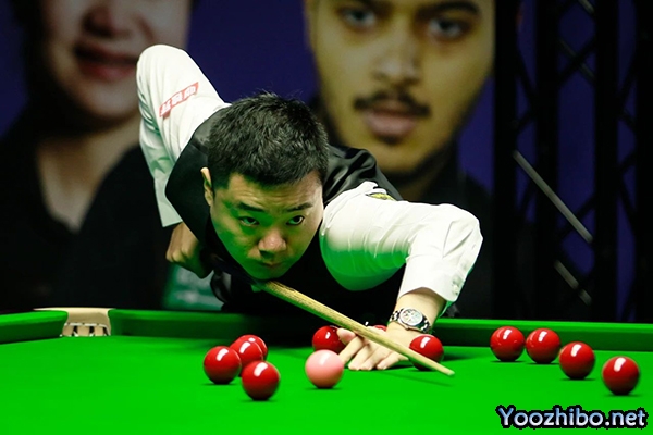 【过于诡异】丁俊晖决胜局皮头掉落,造成犯规导致输球!9位 TOP16 集体爆冷出局!