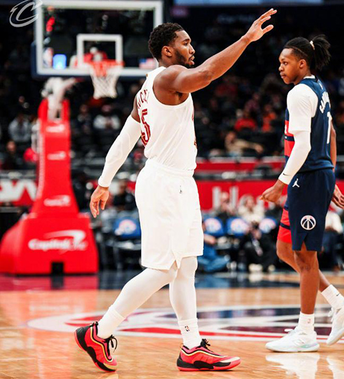 末节狂轰45分逆转!米切尔48分封神 骑士13连胜<a href=/lanqiubs/wizards/ target=_blank class=infotextkey>奇才</a>