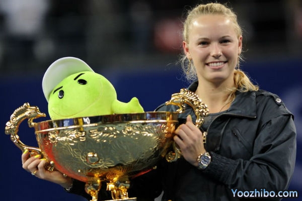 北京时间10月11日消息,2010赛季总奖金额为450万美元的WTA皇冠赛中网公开赛女单决赛因雨被推迟一天后终于开拍,赛会头号种子、丹麦美女沃兹尼亚奇苦战三盘以6-3、3-6和6-3击败俄罗斯名将兹沃娜列娃,首次获得中网赛桂冠,这也是她第一个皇冠系列赛事的冠军。这是她本赛季获得的第6个暨职业生涯第12个WTA赛事单打冠军。 首盘比赛由沃兹尼亚奇率先发球,由于刚刚在不久前的美网女单半决赛上交手过,因此两人可谓非常熟悉,首局就展开了激烈的争夺,沃兹尼亚奇40-0后失误连连,被俄罗斯人追至平分,好在最终有惊无险的保发。第2局兹沃娜列娃的发球局同样也陷入了苦战,俄罗斯人在挽救了一个破发点后保发成功。随后的第三局,沃兹尼亚奇失误连连,虽然挽救了两个破发点,但仍被破发,兹娃在保发后取得3-1的领先。但此后沃兹尼亚奇连保带破连下三局,将比分反超至4-3。心态有些急躁的兹娃在第8局中失误连连,被丹麦甜心抓住机会以love game完成二度破发,越战越勇的沃兹尼亚奇保住自己的发球胜盘局后以6-3先下一盘。 第二盘,兹沃娜列娃率先发球,前三局两人互保发球局,第4局,沃兹尼亚奇状态突然下滑,结果被兹娃连下四分率先完成破发,俄罗斯人保发后取得了4-1的领先。此后兹沃娜列娃发挥平稳,沃兹尼亚奇一直没有找到回破的机会,这样俄罗斯人以6-3相同的比分扳回一盘。 决胜盘沃兹尼亚奇率先发球,首局轻松保发后在第二局率先发难完成破发,保发成功后,丹麦甜心取得了3-0的梦幻开局,第4局,没有退路的兹沃娜列娃保发成功,保留住了追赶的希望,第5局兹娃展开反扑一度取得30-0的领先,但沃兹尼亚奇依靠高质量的发球保发成功4-1领先。随后双方各自保发,沃兹尼亚奇以5-3来到自己的发球胜赛局,结果强势的她直落四分保发,锁定整场比赛的胜局,首度捧起中网女单冠军奖杯。