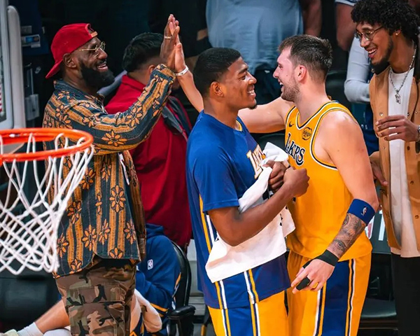 湖人力克森林狼一扫颓势,团队发力助詹皇安心休养